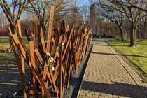Zahlreiche Holzstelen mit den Namen der Opfern erinnern vor dem Mahnmal an das Massaker von Abtnaundorf.