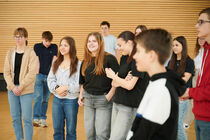 Schülergruppe bei einer Führung in der Lobby