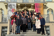 Gruppenbild der Vereinigung der ehemaligen Mitglieder des Sächsischen Landtags vor dem Uhrenmuseum in Glashütte