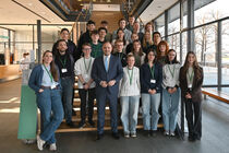 Gruppenbild des Landtagspräsidenten Alexander Dierks mit der FSJ-Politik-Gruppe