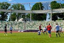Spieler während des Spiels auf dem Fußballrasen im Heinz-Steyer-Stadion