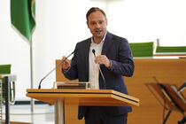 Landtagspräsident Alexander Dierks steht am Rednerpult und spricht.