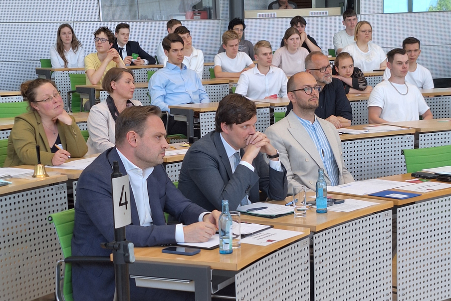 Landtagspräsident Alexander Dierks und Kultusminsiter Conrad Clemens verfolgen die Veranstaltung im Plenarsaal.