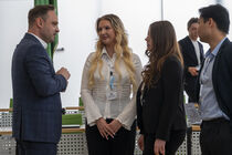 Landtagspräsident Alexander Dierks spricht mit Studierenden im Plenarsaal.