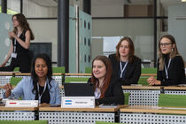 Teilnehmerinnen der elbMUN-Konferenz sitzen im Plenarsaal.