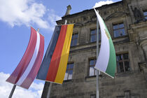 Fahnen (Lettland, Deutschland, Sachsen) wehen vor dem Ständehaus in Dresden.