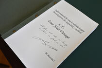 Eintrag der lettischen Botschafterin ins Gästebuch des Sächsischen Landtags