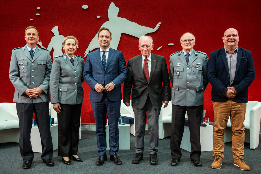 Landtagspräsident Alexander Dierks mit den Akteuren der Veranstaltung im Ständehaus.