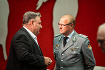 Christian Hartmann, CDU-Fraktionsvorsitzender, im Gespräch mit einem Bundeswehrvertreter.