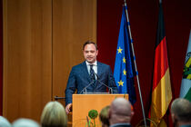 Landtagspräsident Alexander Dierks eröffnet die Veranstaltung zum 1. deutschlandweiten Veteranentag  mit einem Grußwort.