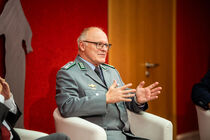 Podiumsteilnehmer Gunter Scharf, Oberst der Reserve, Landesgruppe Sachsen des Verbands der Reservisten der Deutschen Bundeswehr e. V. 