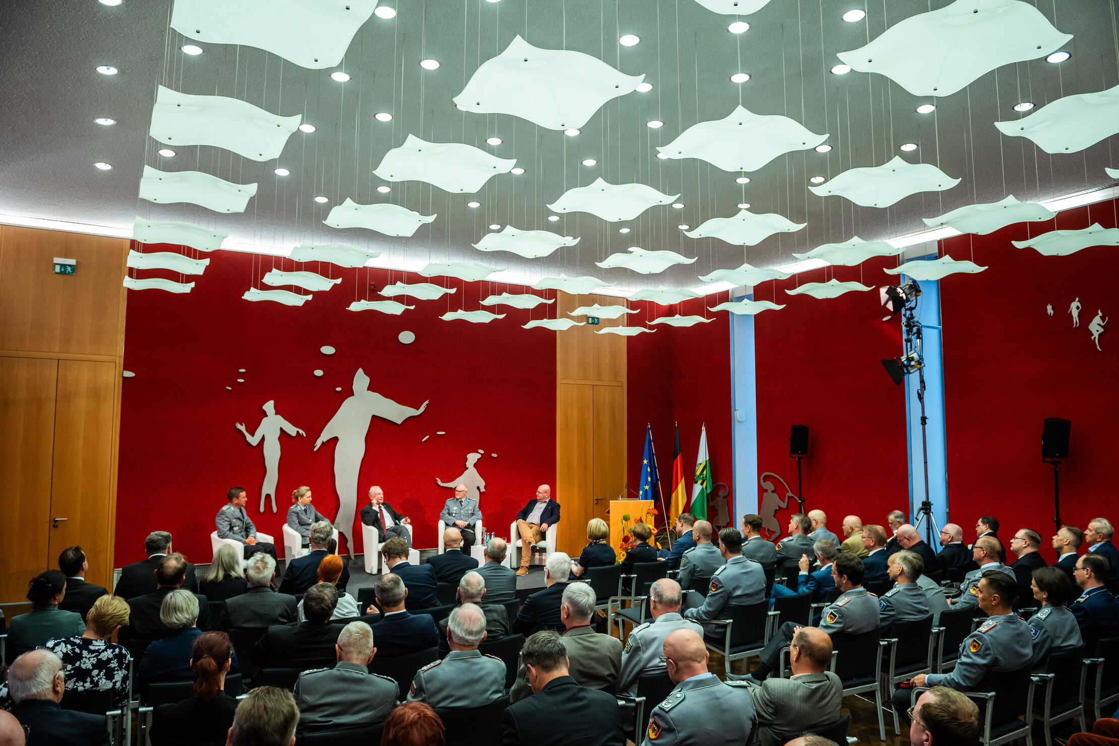 Viele Menschen verfolgen die Podiumsdiskussion zum Veteranentag im Ständehaus.