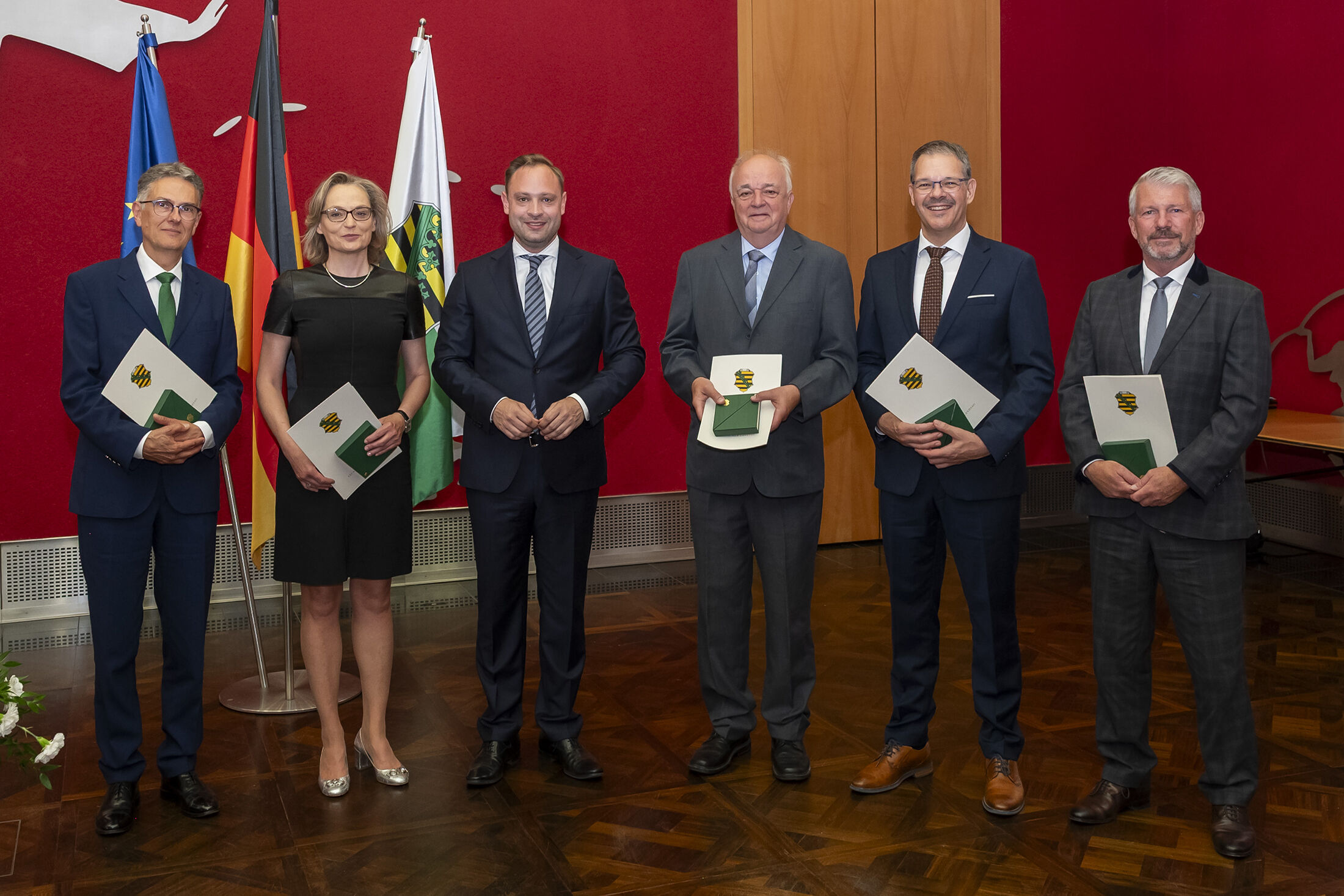 Gruppenbild des Landtagspräsidenten Alexander Dierks mit den Preisträgern der Verfassungsmedaille 2025