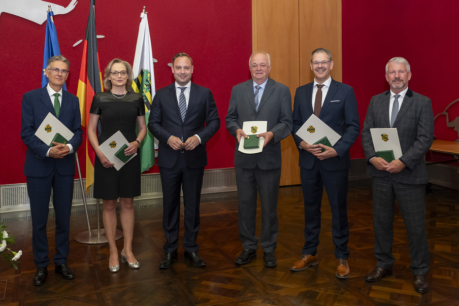 Gruppenbild des Landtagspräsidenten Alexander Dierks mit den Preisträgern der Verfassungsmedaille 2025