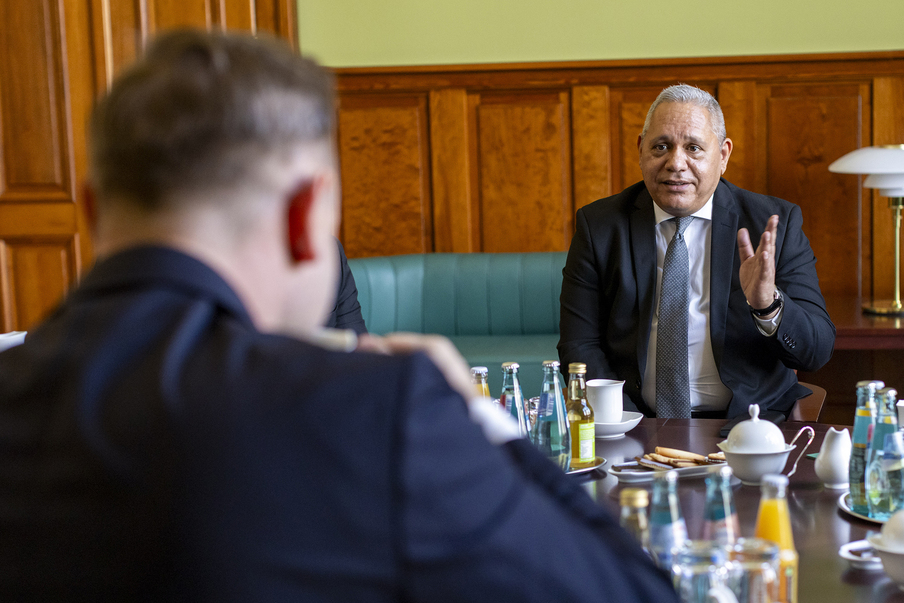 Landtagspräsident Alexander Dierks und der Botschafter aus Panama im Gespräch im Ständehaus