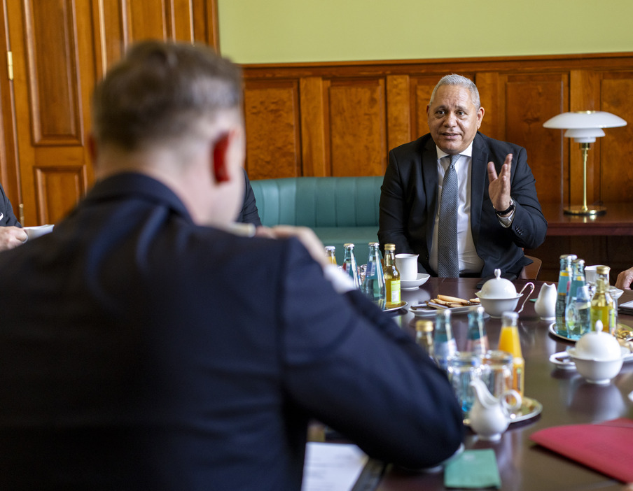 Landtagspräsident Alexander Dierks und der Botschafter aus Panama im Gespräch im Ständehaus