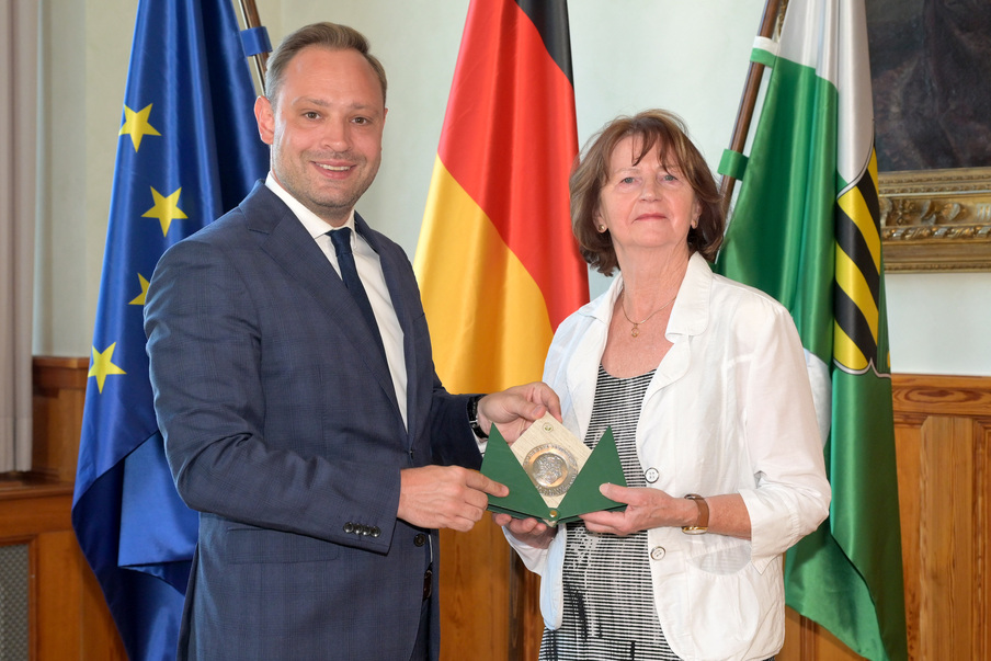 Landtagspräsident Alexander Dierks überreicht die Sächsische Verfassungsmedaille an Heidrun Hiemer.