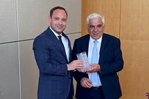 Delegationsleiter Jiří Vosecký überreicht Alexander Dierks ein Glas als Gastgeschenk