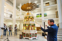 Landtagspräsident Alexander Dierks beim symbolischen Pyramidenanschub im Parlament