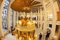 Zahlreiche Menschen verfolgten den Pyramidenanschub im Parlament.