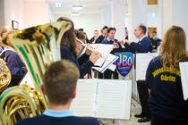 Kinder und Jugendliche aus Görlitz spielen weihnachtliche Blasmusik im Foyer des  Landtags.