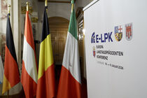 Fahnen und das Logo der Landtagspräsidentenkonferenz