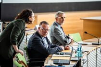 Ausschussvorsitzender Lars Kuppi und Innenminister Armin Schuster sitzen im Plenarsaal, wo gleich eine Anhörung zum Polizeigesetz beginnt.