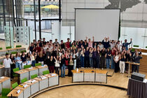 Ein Gruppenbild aller Nominierten und Gäste im Plenarsaal des Landtags.