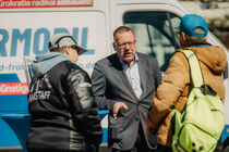 Kuppi im Gespräch mit zwei Bürgern.