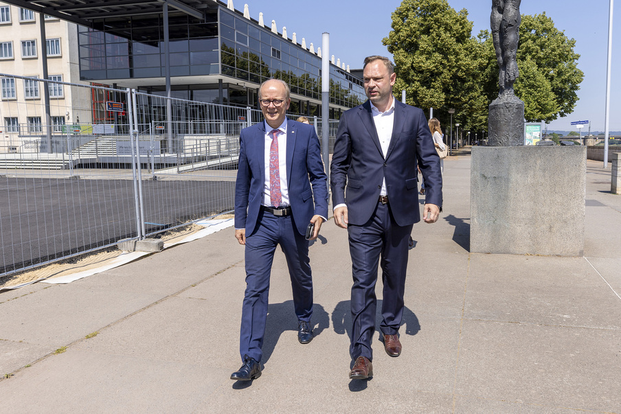 Die Landtagspräsidenten André Kuper und Alexander Dierks laufen nebeneinander. Im Hintergrund ist der Landtag zu sehen.