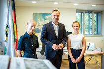 Alva und Alina mit Landtagspräsident Alexander Dierks im dessen Amtszimmer