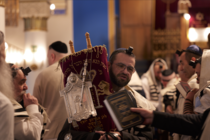Sachsens Landesrabbiner Zsolt Balla mit einer Thora-Rolle in der Brodyer Synagoge.