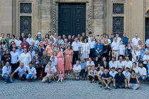 Großes Familienfoto vor der Görlitzer Synagoge. Die Jewish Remembrance Week vereint Jahr für Jahr die Nachfahren ehemaliger jüdischer Familien in der Stadt. Im Sommer 2026 kamen rund 150 Menschen unter anderem aus den USA, Israel, Kanada, Großbritannien, 