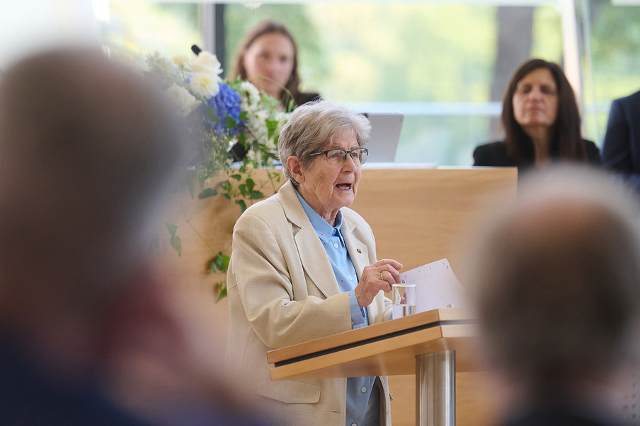 Holocaustüberlebende Renate Aris spricht am Rednerpult im Plenarsaal.