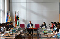 japanische Delegation mit Landtagspräsident Alexander Dierks am Tisch