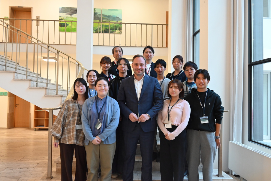 Gruppenfoto der japanischen Delegation mit Landtagspräsident Alexander Dierks