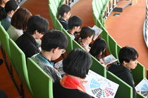 japanische Delegation auf der Besuchertribüne