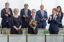 Blumen und Applaus für Thomas de Maizière nach seiner Rede