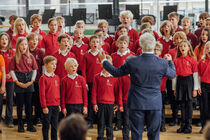 Kinder des Chores und des Thomanernachwuchses der Grundschule forum thomanum Leipzig singen im Plenarsaal.