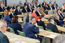 Viele Gäste, darunter viele aktuelle und ehemalige Landtagsabgeordnete, verfolgen die Feierstunde im Plenarsaal.