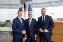 Gruppenbild vor Fahnen: Ministerpräsident Michael Kretschmer, Thomas de Maizière, Landtagspräsident Alexander Dierks