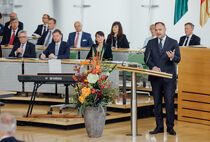 Landtagspräsident Alexander Dierks spricht zum Tag der Deutschen Einheit im Plenarsaal vor Gästen.