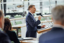 Ministerpräsident Michael Kretschmer spricht im Plenarsaal am Rednerpult.