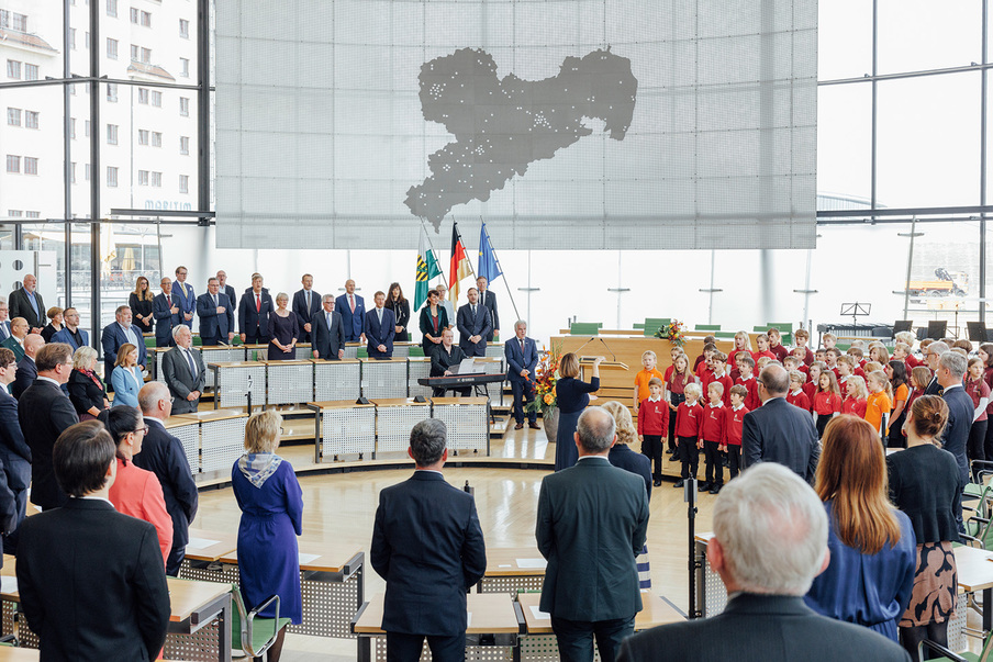Gemeinsames Singen der Nationalhymne im Plenarsaal des Sächsischen Landtags
