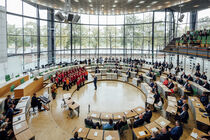 Blick von oben auf die Gäste und den Chor im Plenarsaal
