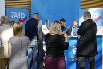 Andrang am Informationsstand der AfD