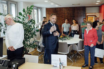 Interessierte Bürgerinnen und Bürger werfen einen Blick in das Amtszimmer des Landtagspräsidenten
