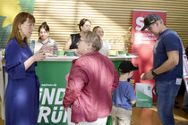Katja Meier vor dem Informationsstand der BÜNDNISGRÜNE im Gespräch mit besuchern 