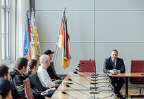 Besucher im Gespräch mit Landtagspräsident Alexander Dierks im Konferenzraum