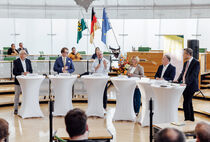 Diskussionsrunde im Plenarsaal 